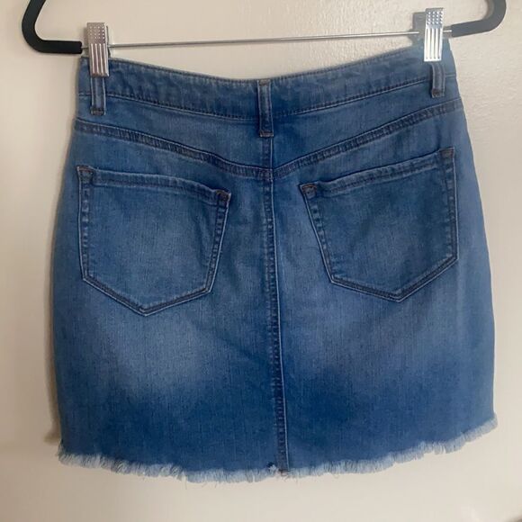 MUDD- distressed medium wash denim skirt- Size 7 - Picture 4 of 9